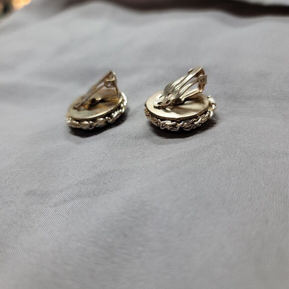 Vintage 40s/50s round clip-on earrings with gold and silver-tone filigree design - Picture 5 of 11